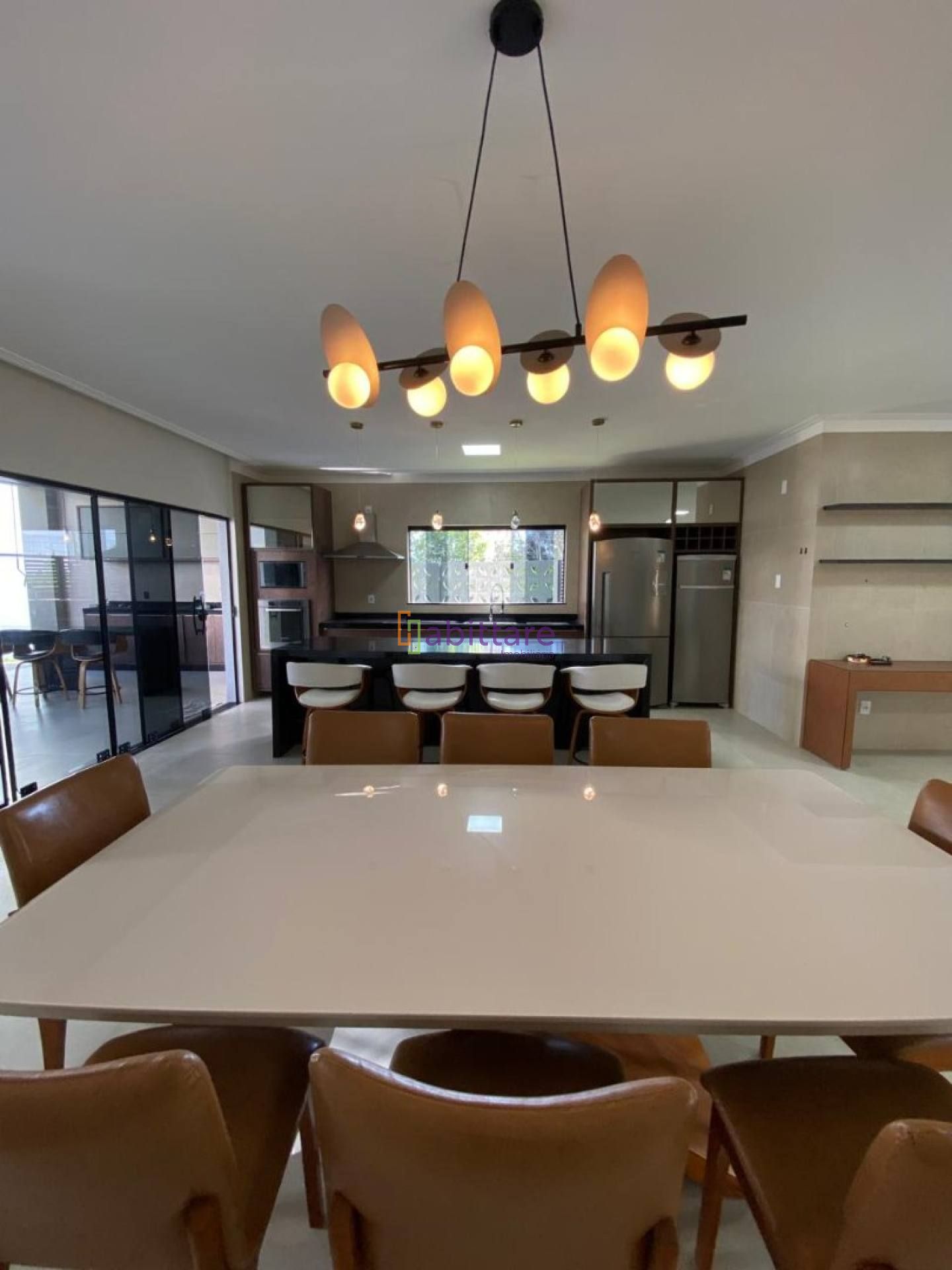 Casa de 460m² com 04 suítes e fino acabamento no Condomínio Damha