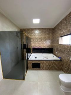 Casa de 460m² com 04 suítes e fino acabamento no Condomínio Damha