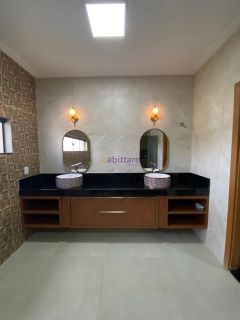 Casa de 460m² com 04 suítes e fino acabamento no Condomínio Damha