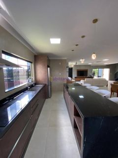 Casa de 460m² com 04 suítes e fino acabamento no Condomínio Damha