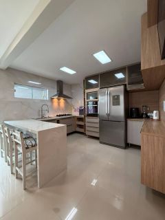 Casa residencial com de 200m² com 03 quartos (1 suíte) no Alto do Calhau