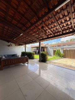 Casa residencial com de 200m² com 03 quartos (1 suíte) no Alto do Calhau