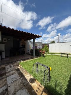 Casa residencial com de 200m² com 03 quartos (1 suíte) no Alto do Calhau