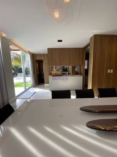 Casa duplex em condomínio no Quintas do Calhau com 4 suítes