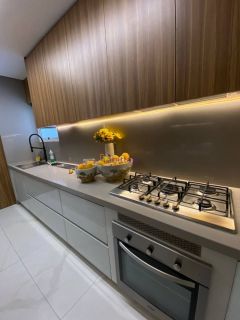 Casa duplex em condomínio no Quintas do Calhau com 4 suítes