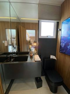 Casa duplex em condomínio no Quintas do Calhau com 4 suítes