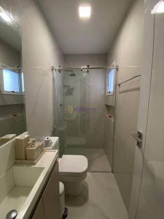 Casa duplex em condomínio no Quintas do Calhau com 4 suítes