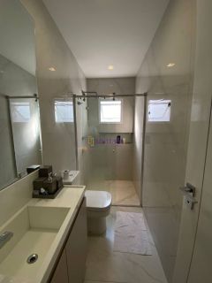 Casa duplex em condomínio no Quintas do Calhau com 4 suítes