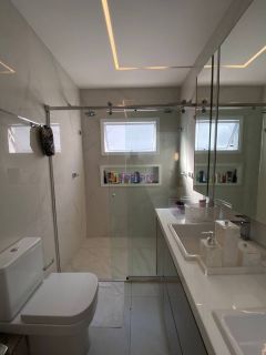 Casa duplex em condomínio no Quintas do Calhau com 4 suítes