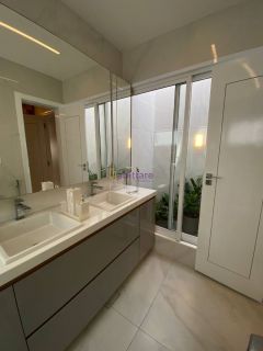 Casa duplex em condomínio no Quintas do Calhau com 4 suítes