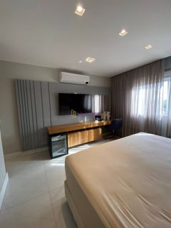 Casa duplex em condomínio no Quintas do Calhau com 4 suítes