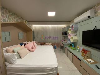 Casa duplex em condomínio no Quintas do Calhau com 4 suítes