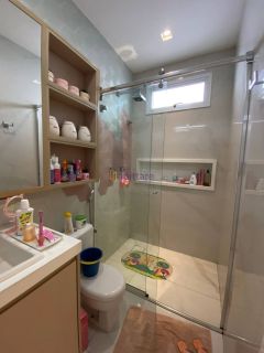 Casa duplex em condomínio no Quintas do Calhau com 4 suítes