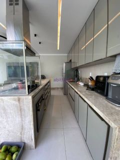 Casa duplex em condomínio no Quintas do Calhau com 4 suítes