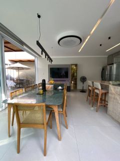 Casa duplex em condomínio no Quintas do Calhau com 4 suítes