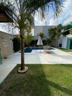 Casa duplex em condomínio no Quintas do Calhau com 4 suítes