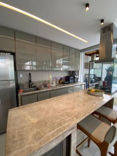 Casa duplex em condomínio no Quintas do Calhau com 4 suítes