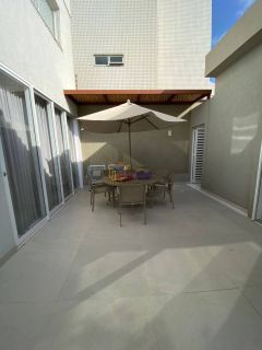 Casa duplex em condomínio no Quintas do Calhau com 4 suítes