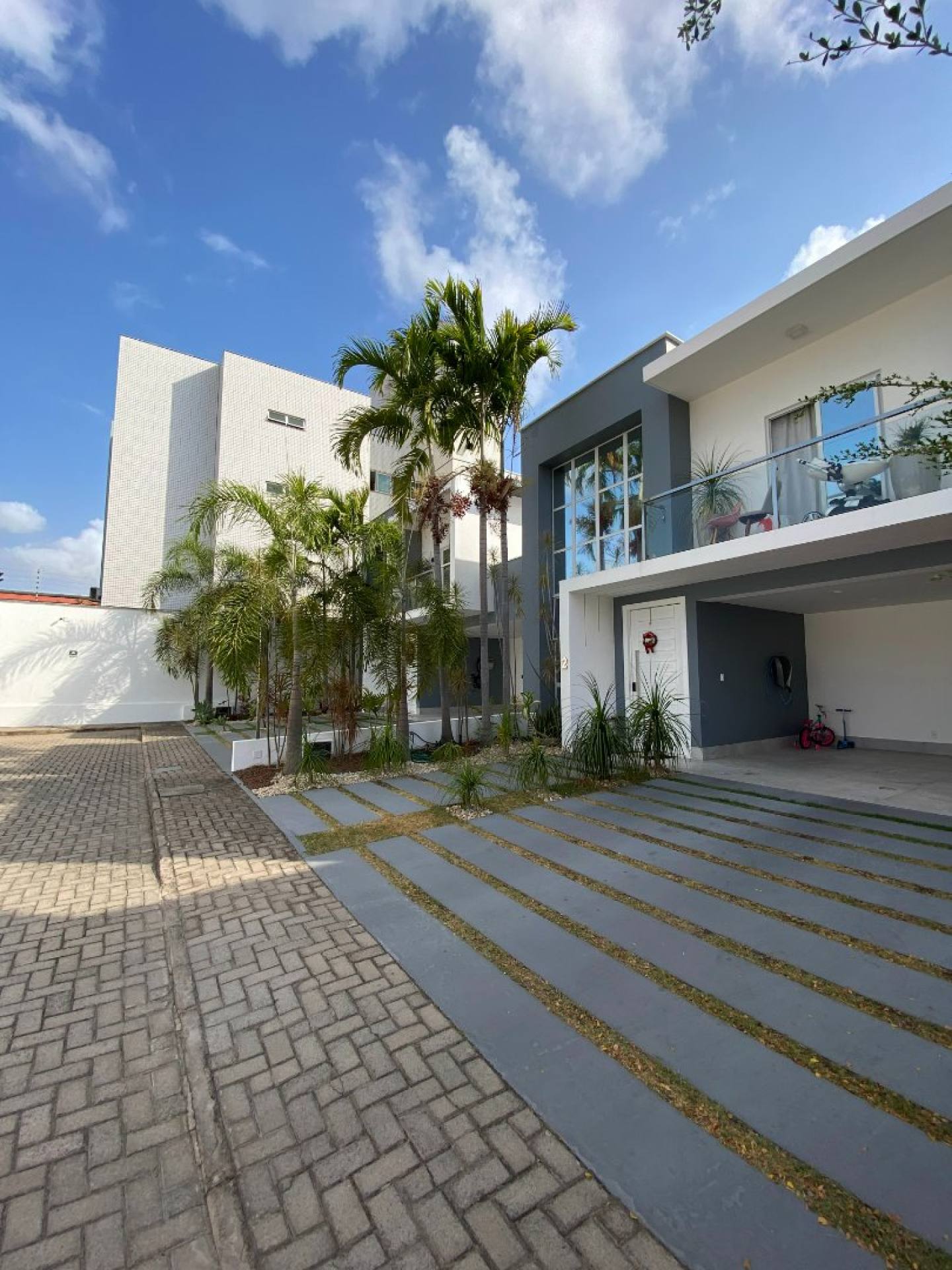 Casa de 250m² em condomínio no Quintas do Calhau com 3 suítes + espaço gourmet