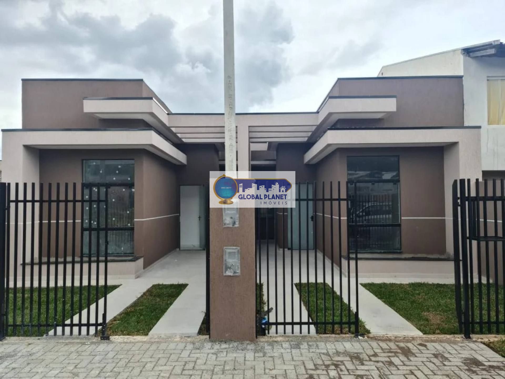 Casa térrea a venda no Pinheirinho.