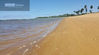 Lote em condomínio à beira mar