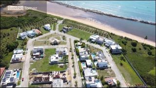 Lote em condomínio à beira mar