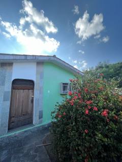 Casa 2/4 com Suíte, Amplo Quintal e Dependência Completa Próxima à Av. Maria Quitéria.