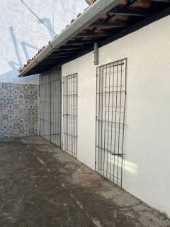 Casa 2/4 com Suíte, Amplo Quintal e Dependência Completa Próxima à Av. Maria Quitéria.