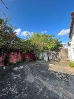 Casa 2/4 com Suíte, Amplo Quintal e Dependência Completa Próxima à Av. Maria Quitéria.