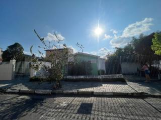 Casa 2/4 com Suíte, Amplo Quintal e Dependência Completa Próxima à Av. Maria Quitéria.