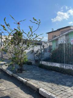 Casa 2/4 com Suíte, Amplo Quintal e Dependência Completa Próxima à Av. Maria Quitéria.