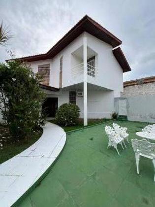 VENDA - Casa 4 quartos, 3 suítes, no bairro QUINTAS DO CALHAU.