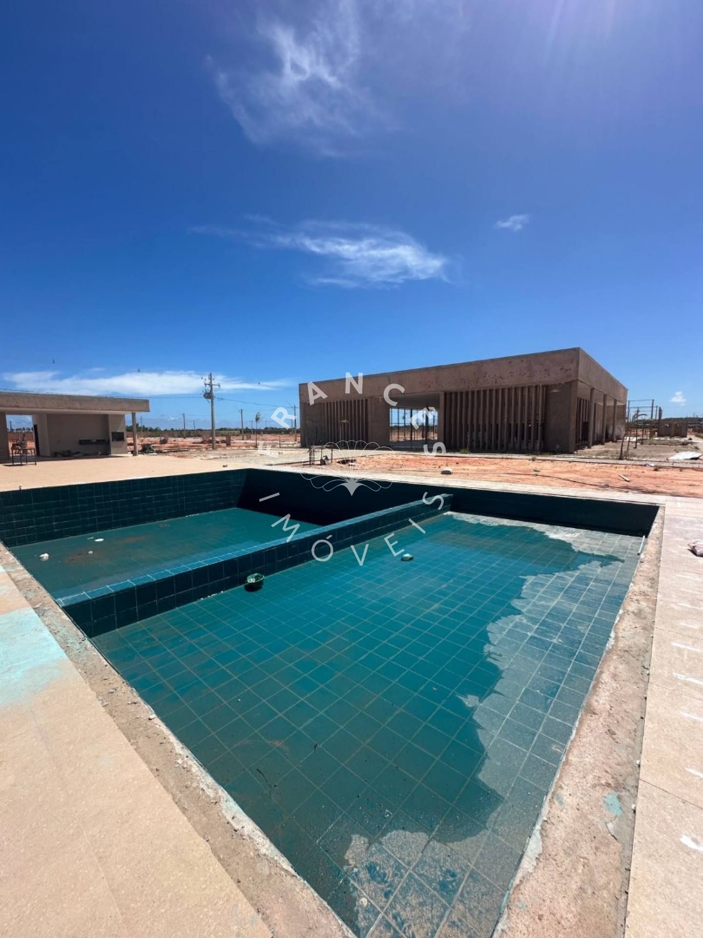 Lote nascente em condominio fechado a 2km da praia do francês