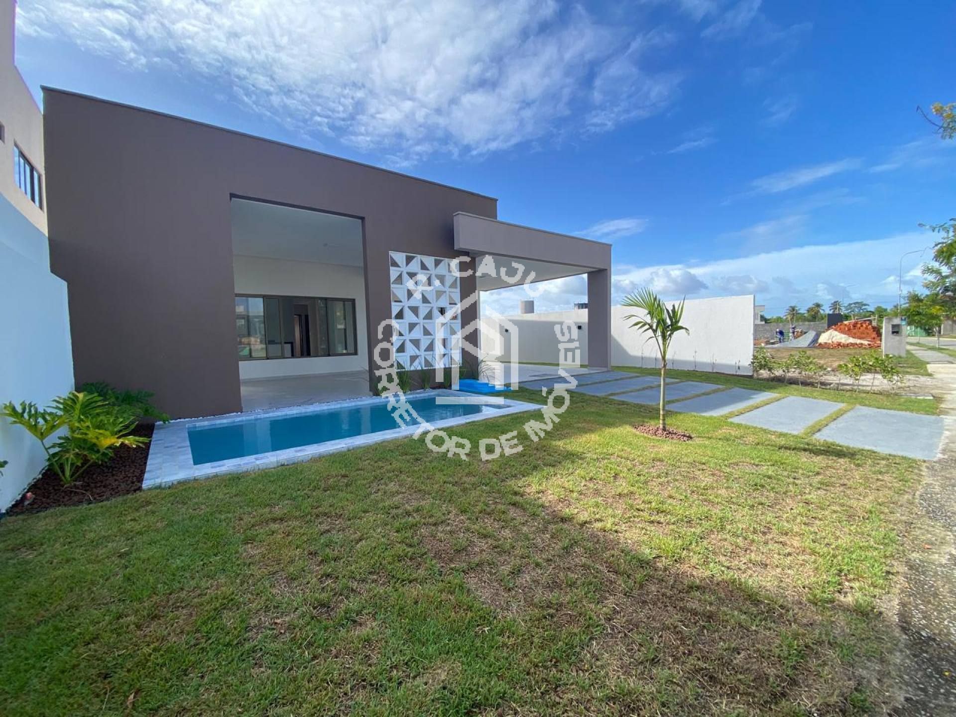 Oportunidade  – Casa com 3 Quartos, Piscina e Garagem