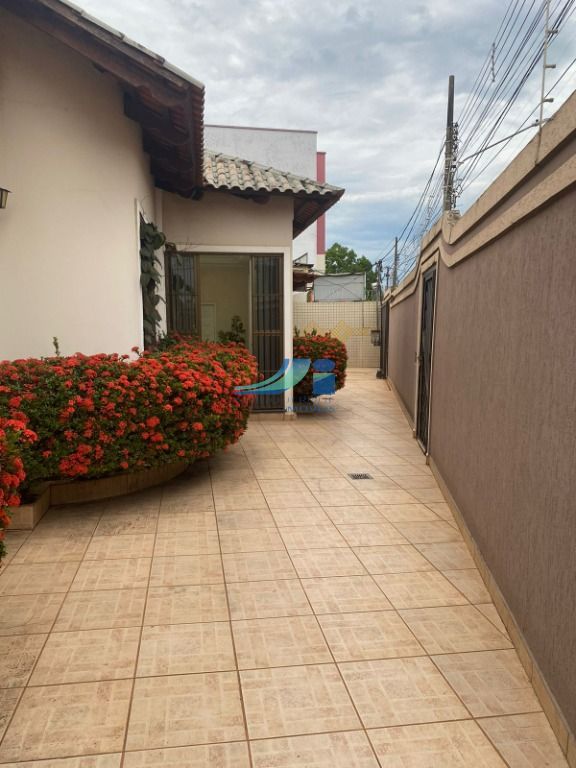 CASA À VENDA EM LOCALIZAÇÃO PRIVILEGIADA NA AVENIDA CEARÁ