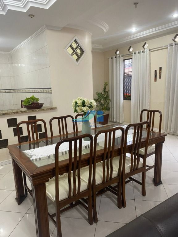 CASA À VENDA EM LOCALIZAÇÃO PRIVILEGIADA NA AVENIDA CEARÁ