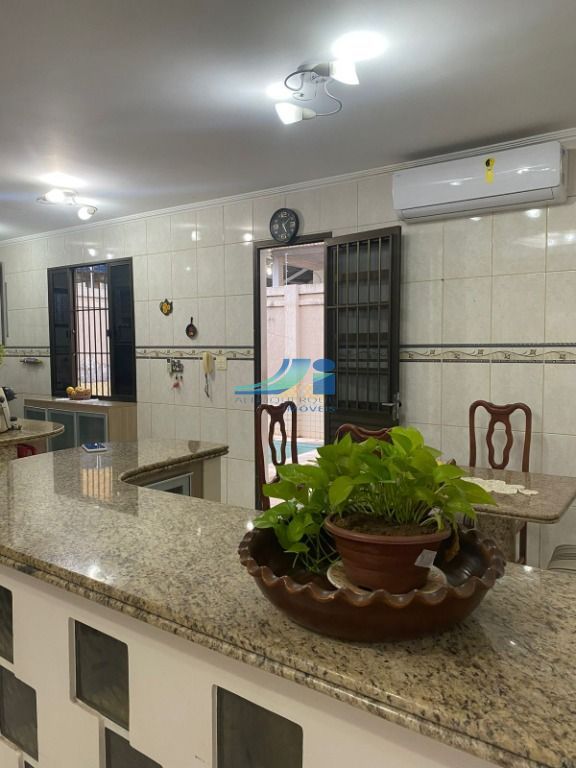 CASA À VENDA EM LOCALIZAÇÃO PRIVILEGIADA NA AVENIDA CEARÁ