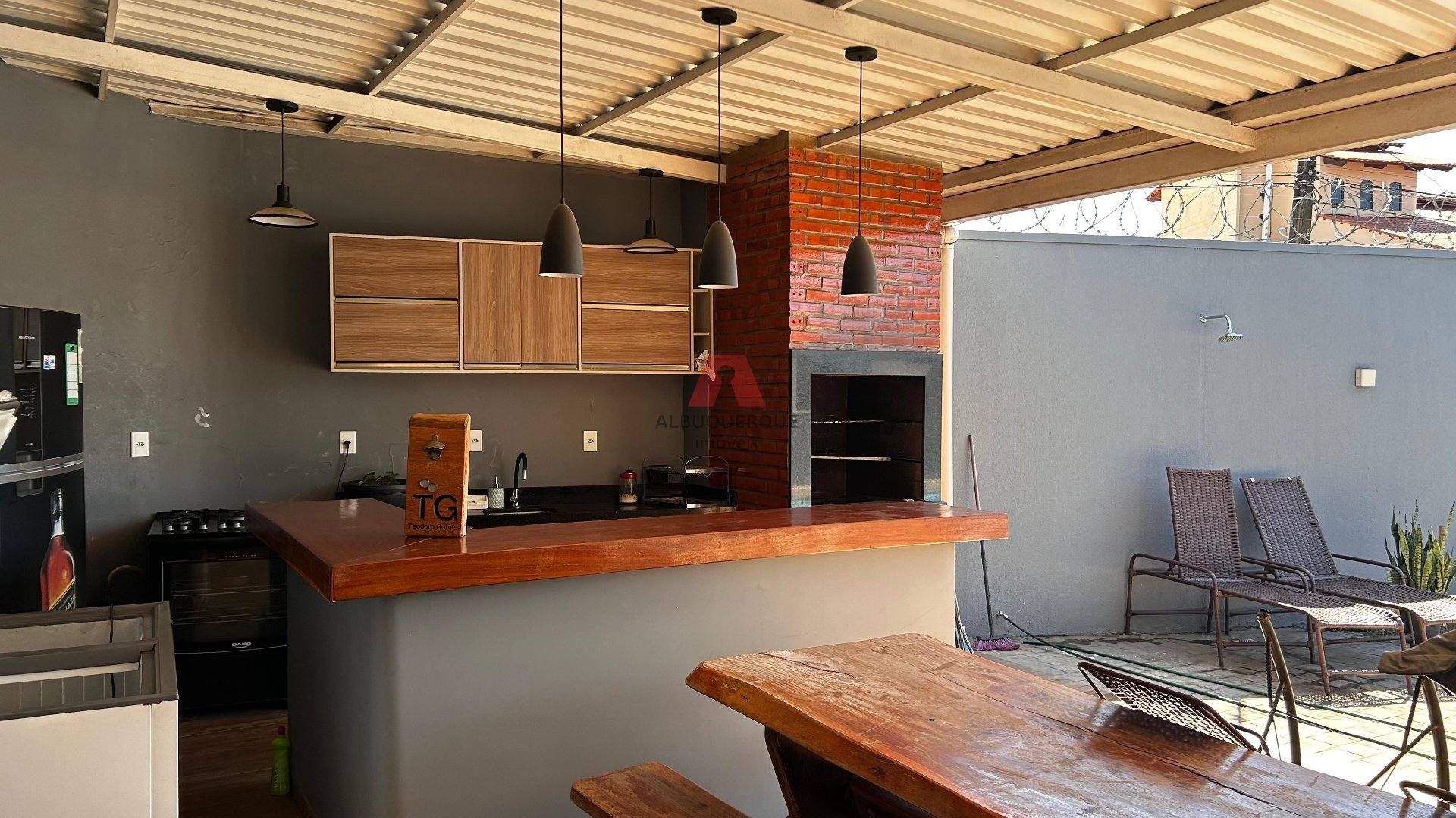 Casa à venda, com 03 dormitórios sendo 01 suíte.