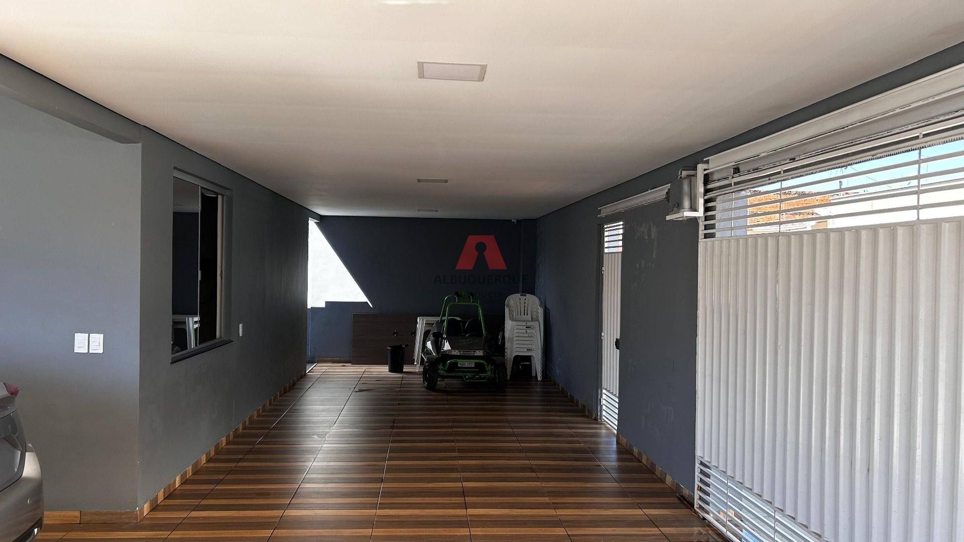 Casa à venda, com 03 dormitórios sendo 01 suíte.