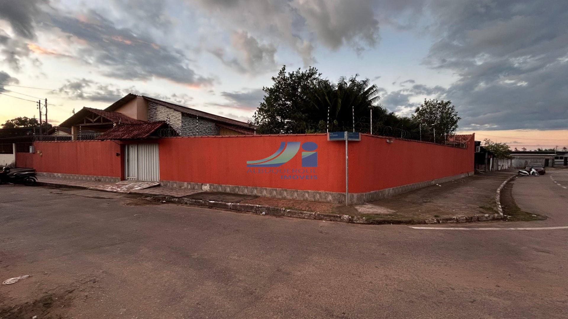 Casa à venda - 04 dormitórios sendo 01 suíte, Bairro Universitário.