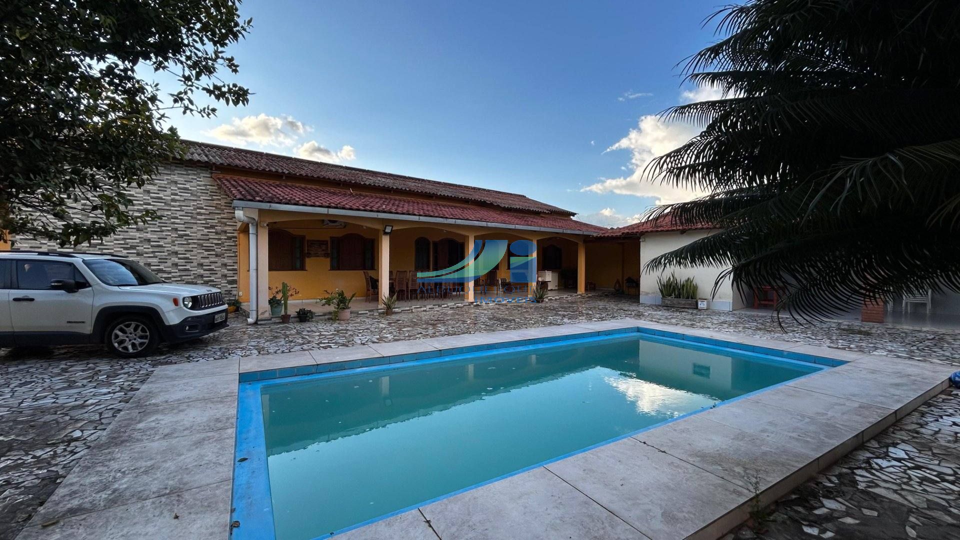 Casa à venda - 04 dormitórios sendo 01 suíte, Bairro Universitário.