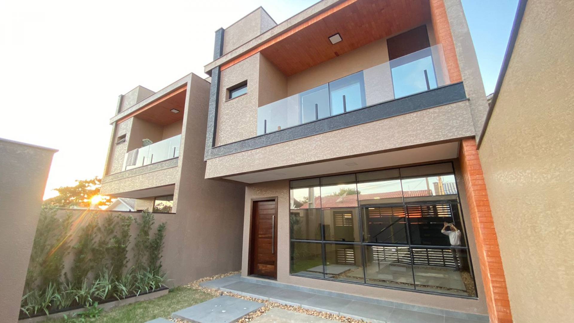 Sobrado de alto patrão com piscina a 300 metros do mar