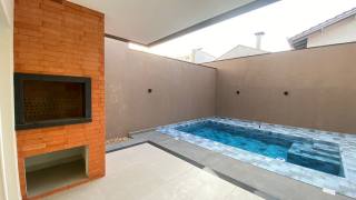 Sobrado de alto patrão com piscina a 300 metros do mar