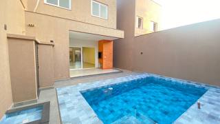 Sobrado de alto patrão com piscina a 300 metros do mar