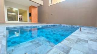 Sobrado de alto patrão com piscina a 300 metros do mar