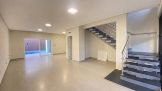 Sobrado de alto patrão com piscina a 300 metros do mar