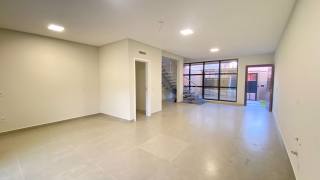 Sobrado de alto patrão com piscina a 300 metros do mar