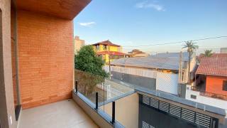 Sobrado de alto patrão com piscina a 300 metros do mar