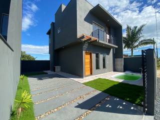 Sobrado com piscina na praia com um valor especial