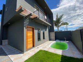 Sobrado com piscina na praia com um valor especial